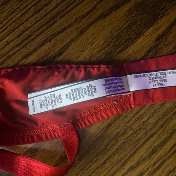 Victoria's Secret Red Underwire Bra, Size 38D, Adjustable Straps - Picture 6 of 10